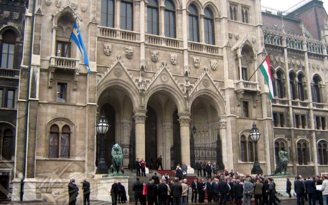 Steagul secuiesc pe Parlamentul Ungariei