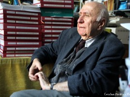 Prof Gheorghe Buzatu in biroul sau de la CICE-Iasi cu lucrarea Documente din Arhiva lui CZC - 2012- Foto Cristina Nichitus Roncea