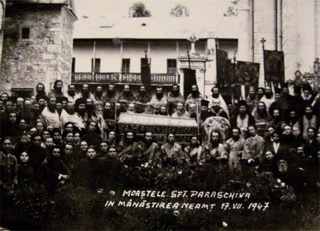 Moastele Sfintei Cuvioase Parascheva la Manastireea Neamt in 1947 cu viitorul Patriarh Teoctist