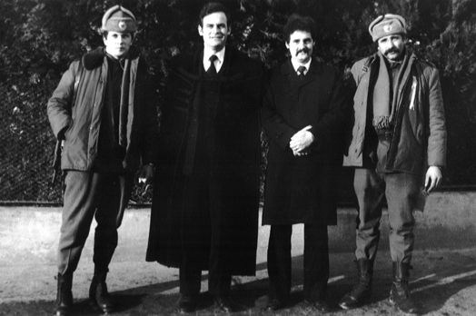 Agentul-maghiar-sovietic-Laszlo-Tokes-la-Timisoara-1989-cu-doi-soldati-romani