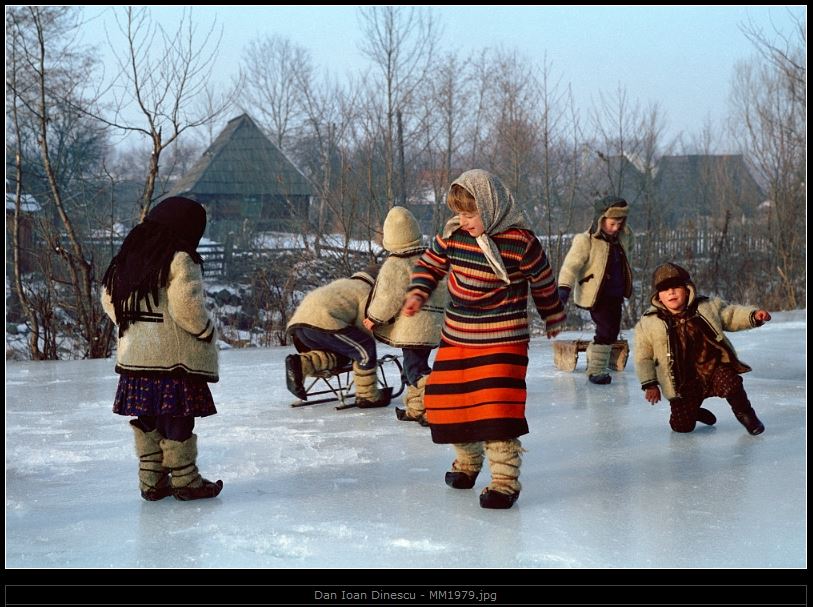 6 Dan Ioan Dinescu Copii la joaca iarna in Maramures 1979 - Salonul Fotografului Roman  via Ziaristi Online