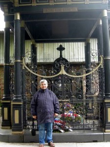 Doamna Maria Berenyi la mormantul de la Budapesta al marelui mecena Emanoil Gojdu
