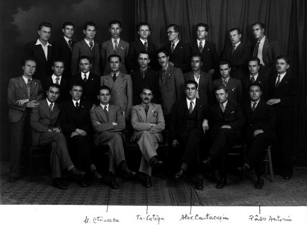 Conducatorii Uniunii Nationale a Studentilor Crestini din Romania. In randul din fata M. Constantinescu, Traian Cotiga, Alexandru Cantacuzino, Pasu Antoniu.