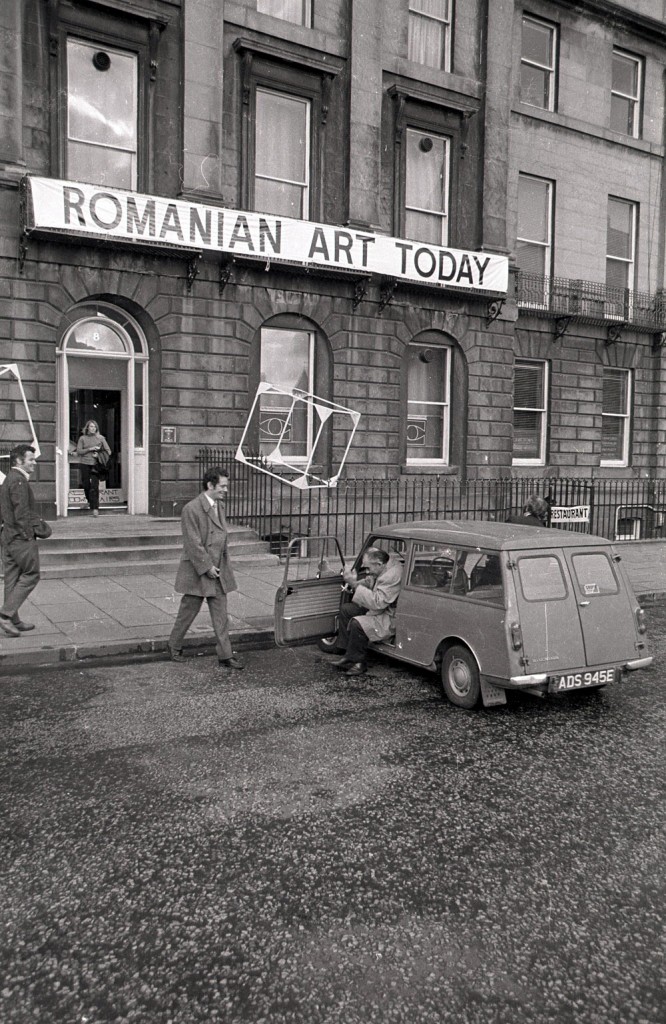 Radu Varia Edinburgh 1971 cu Richrad Demarco si Liviu Ciulei - Expo Romanian Art