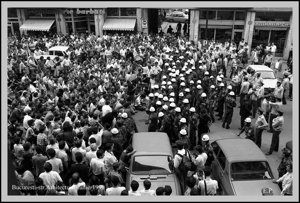 13 iunie 1990 - Trupe si manifestanti pe Str Biserica Enei - Arhitectura - Foto Emanuel Parvu