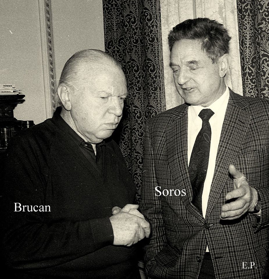 Silviu Brucan si George Soros la sediul GDS ian 1990 Foto Emanuel Parvu 1