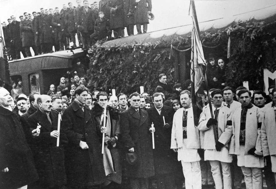 Capitanul Corneliu Zelea Codreanu la Gara de Nord la venirea lui Mota si Marin Feb 1937 - Ziaristi Online
