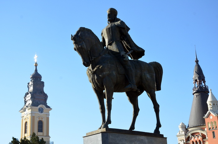 Imagini pentru statuia ecvestra a lui mihai viteazul craiova