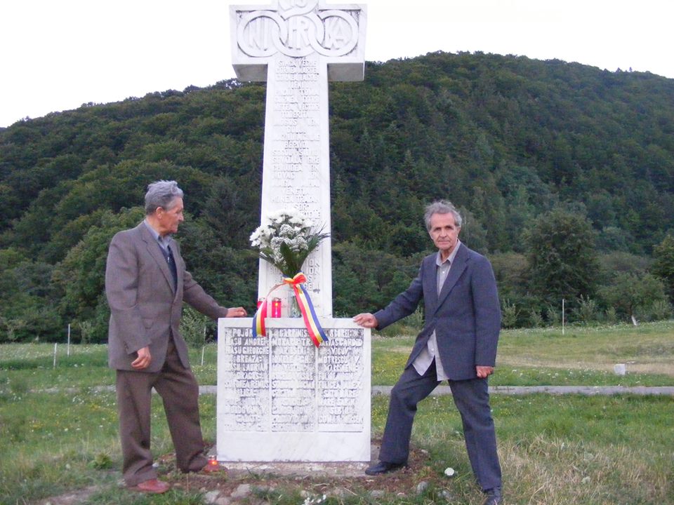 Doctorul Teofil Mija si Nicolae Purcarea La Crucea de la Manastirea Brâncoveanu de la Sâmbăta de Sus, ridicată în memoria luptătorilor din Munţii Făgăraşului. Ultimul pelerinaj impreuna, 2009.