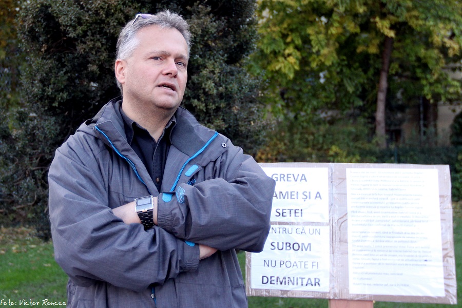 Robert Veress anti Oprea in greva foamei si a setei - 26 oct 2015 - Foto Victor Roncea