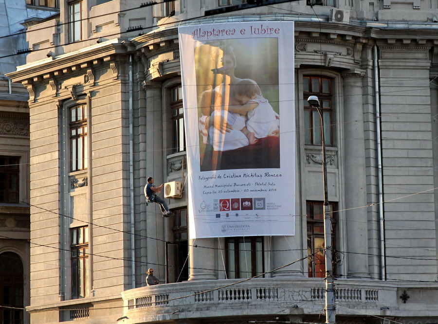 08 Instalare Banner Alaptarea e Iubire de Cristina Nichitus Roncea la Universitatea Bucuresti