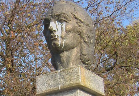 eminescu profanat