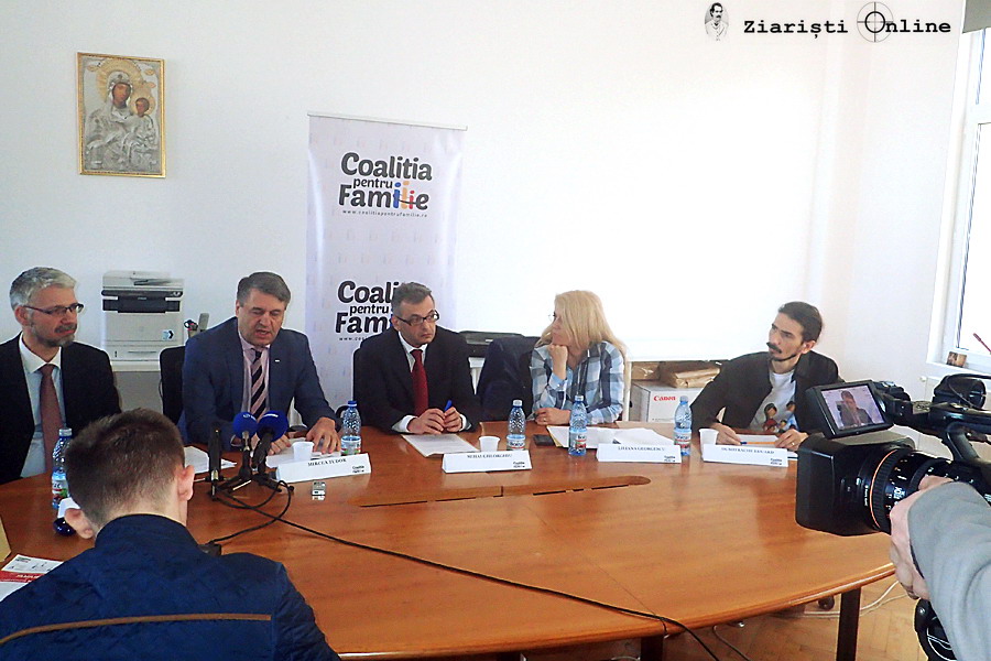 Coalitia pentru Familie. In imagine Cornel Barbut, Mircea Tudor, Mihai Gheorghiu, Liana Stanciu, Eduard Dumitrache. 