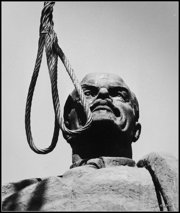 Statue of Lenin-in-Bucharest-March 3-5-1990-Foto-Dinu-Lazar