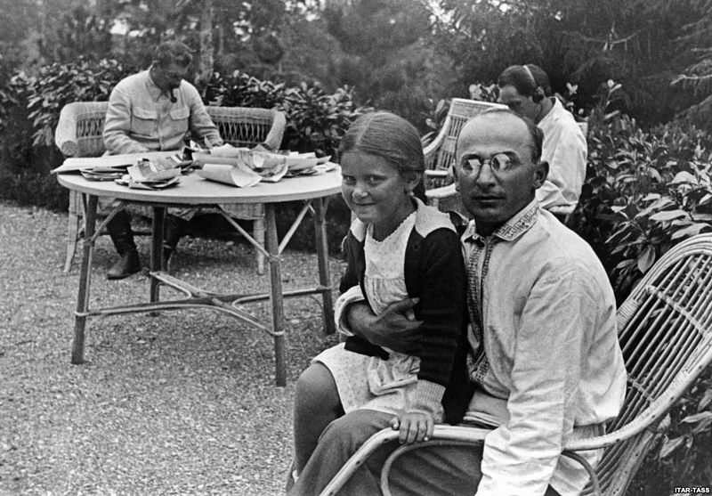 Beria with Stalin (in background), Stalin's daughter Svetlana, and Nestor Lakoba (obscured) Sursa: Wikipedia
