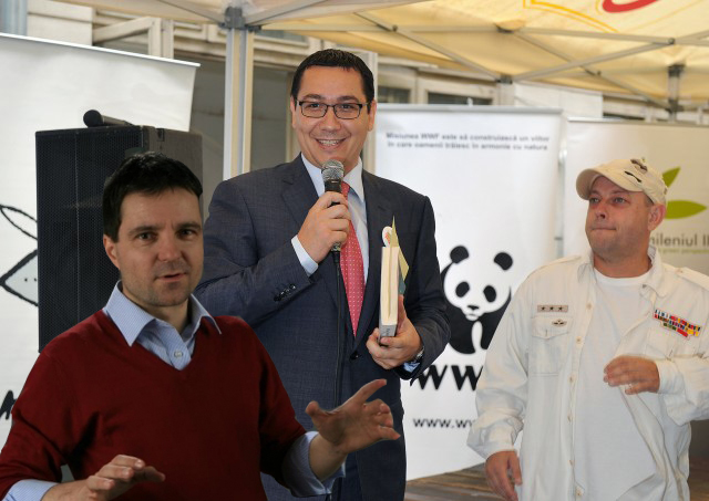 Victor-Ponta-si-Mihaiu-salveaza-buhaiu-nicusor-dan