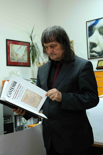 Constantin Barbu cu unul dintre volumele Integralei Manuscriselor Dimitrie Cantemir