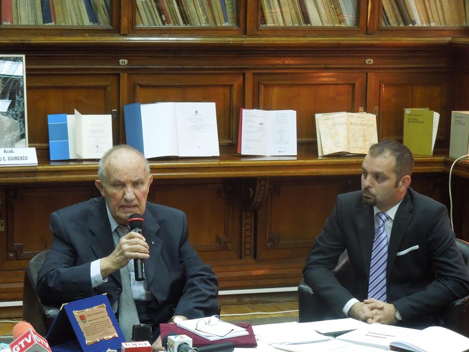 Acad Dinu C Giurescu si Lucian Dindirica la Biblioteca Aman Craiova 14.11.2013