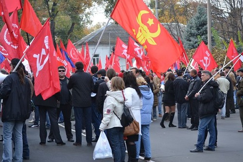 Manifestatie-comunista-in-Chisinau- cu steagul Moldovei Mari