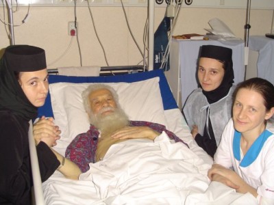 Pr-Gheorghe-Calciu-în-Spitalul-Militar-6-Noiembrie-2006-400x300