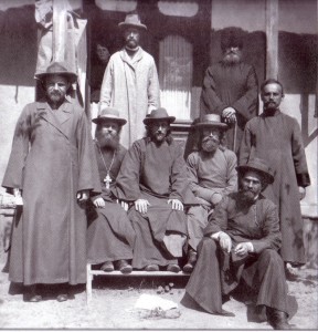 Preotul Alexie Mateevici (primul din stânga) împreună cu alţi preoţi militari pe frontul românesc, iunie-iulie 1917