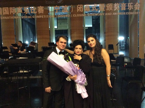 Triumf în China: Mariana Nicolesco împreună cu tenorul Adrian Dumitru, laureatul Premiului I al Concursului Internaţional de Canto al Chinei, şi cu mezzosoprana Emanuela Pascu, laureata Premiului II