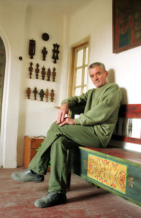 Mihai Buculei in atelierul sau