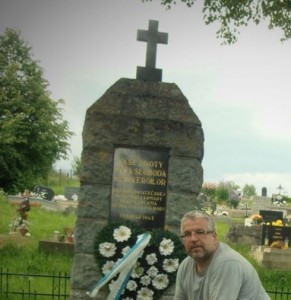 Politistul slovac Ľuboš Nepšinský la monumentul eroilor din Brezno