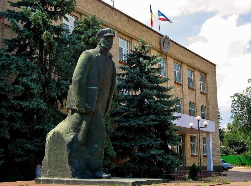 Printul Radu Duda a trecut zilele trecute si pe la statuia lui Lenin din Comrat