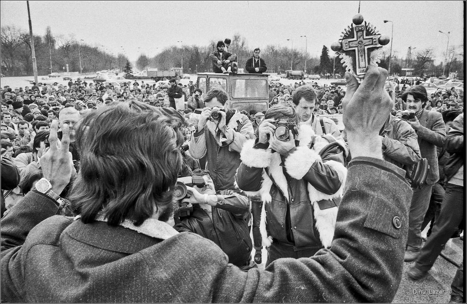 Parintele si fotografii la caderea lui Lenin 3-5 Martie 1990 Foto Dinu Lazar