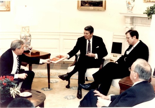 Frank Wolf ii inmaneaza lui Ronald Reagan in Biroul Oval cartea lui I M Pacepa